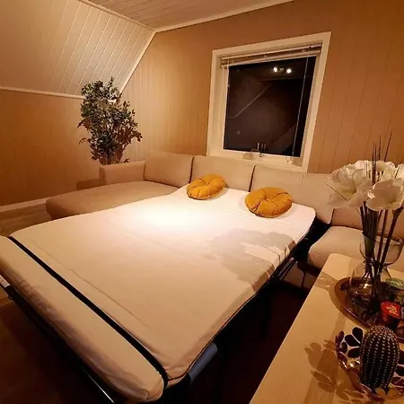 Beautiful 3-bedroom Near City Center Apartment *