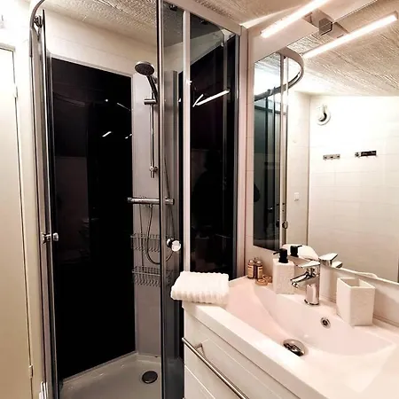 Beautiful 3-bedroom Near City Center *