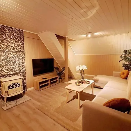 Beautiful 3-bedroom Near City Center *