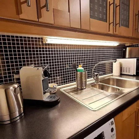 Beautiful 3-bedroom Near City Center *
