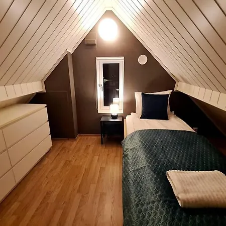Beautiful 3-bedroom Near City Center Apartment *